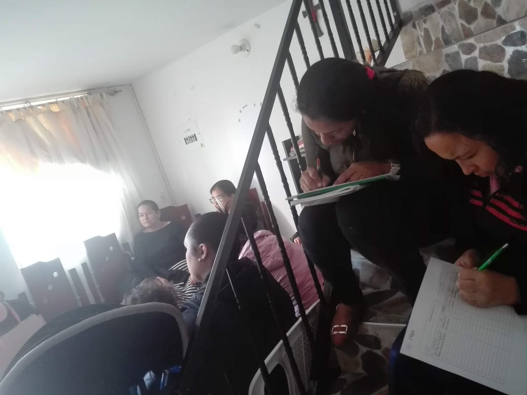 Voluntaria peinando a una niña en jornada del curso de belleza en la calle, Fundación Rosas del Carmelo, Bogotá