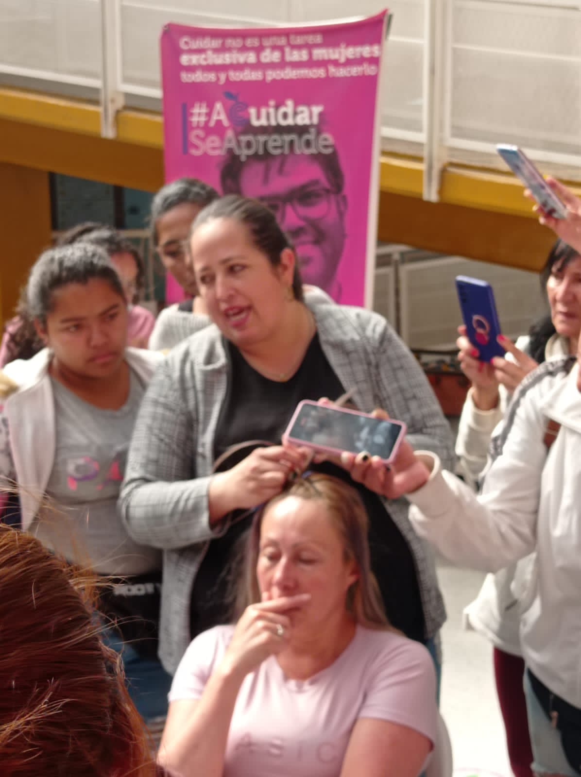 Grupo posando frente a mural en jornada del curso de belleza, Fundación Rosas del Carmelo, Bogotá