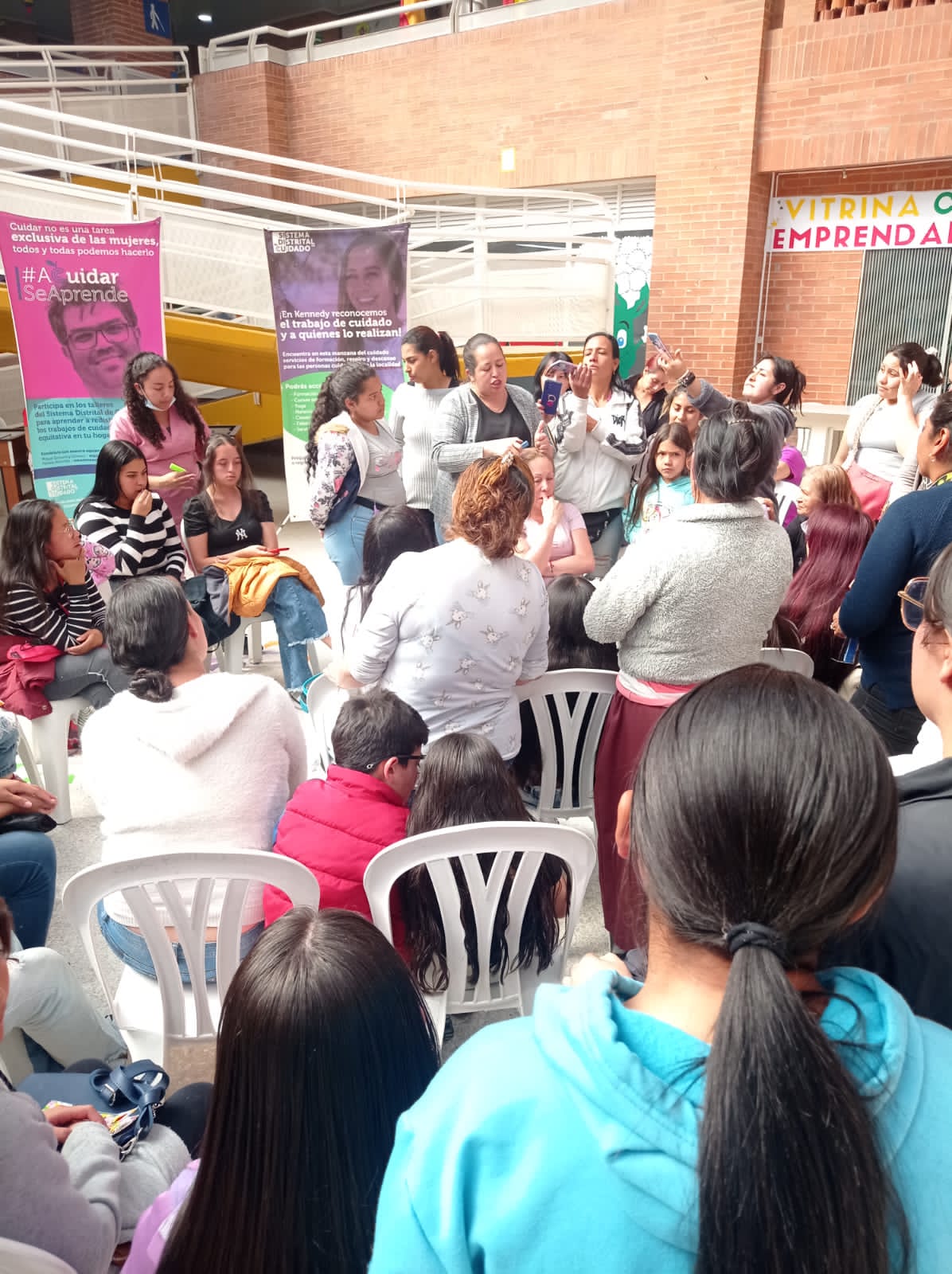 Estudiantes del curso de belleza practicando manicura en salón, Fundación Rosas del Carmelo, Bogotá
