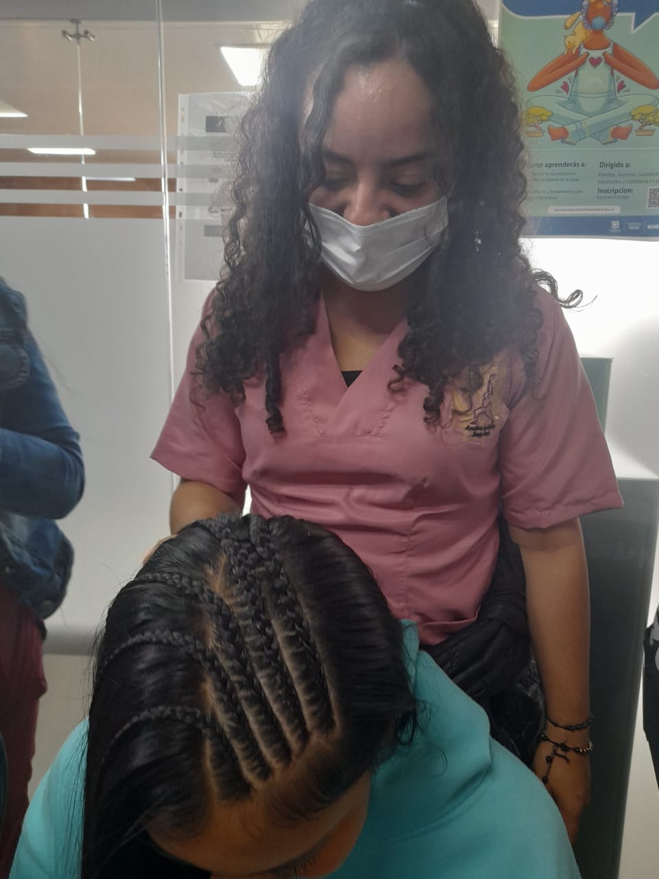 Reunión de estudiantes tomando apuntes en escalera durante el curso de belleza, Fundación Rosas del Carmelo