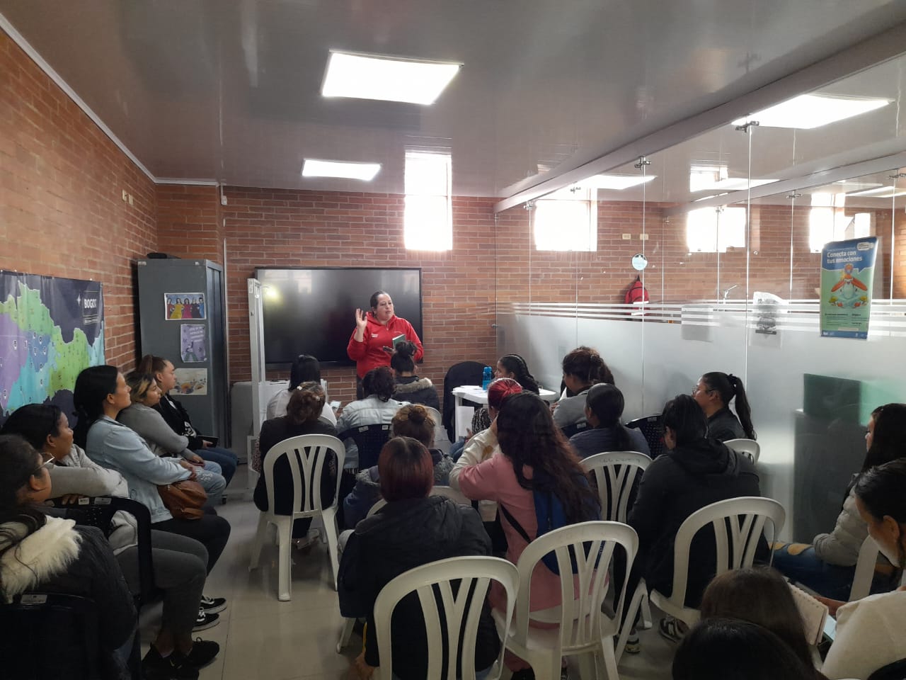 Charla del curso de belleza sobre el cuidado, con asistentes sentadas frente a pantalla, Fundación Rosas del Carmelo, Bogotá