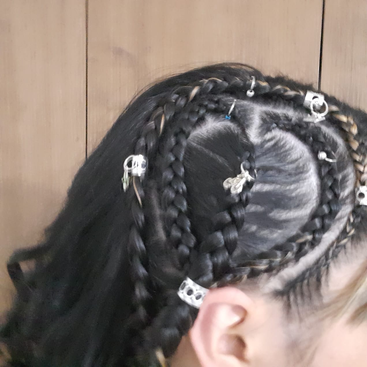 Detalle de trenzas de raíz con dijes decorativos hechas en el curso de belleza, Fundación Rosas del Carmelo