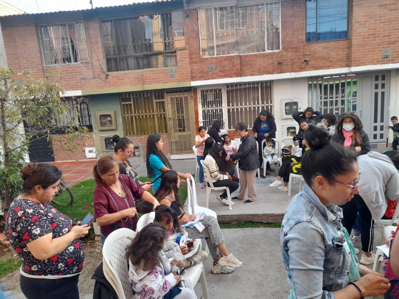 Jornada de peinado infantil frente a viviendas del barrio, Fundación Rosas del Carmelo, Bogotá