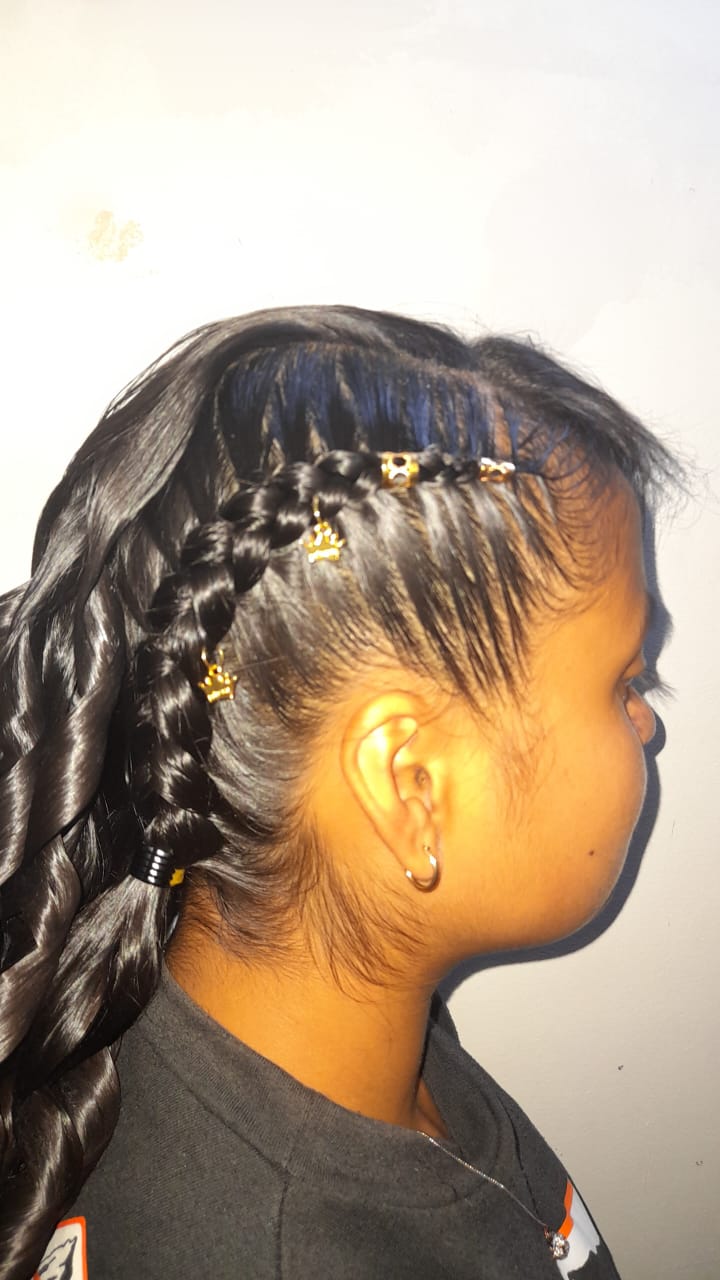 Grupo con diademas y accesorios de peinado en sede de la Fundación Rosas del Carmelo, Bogotá
