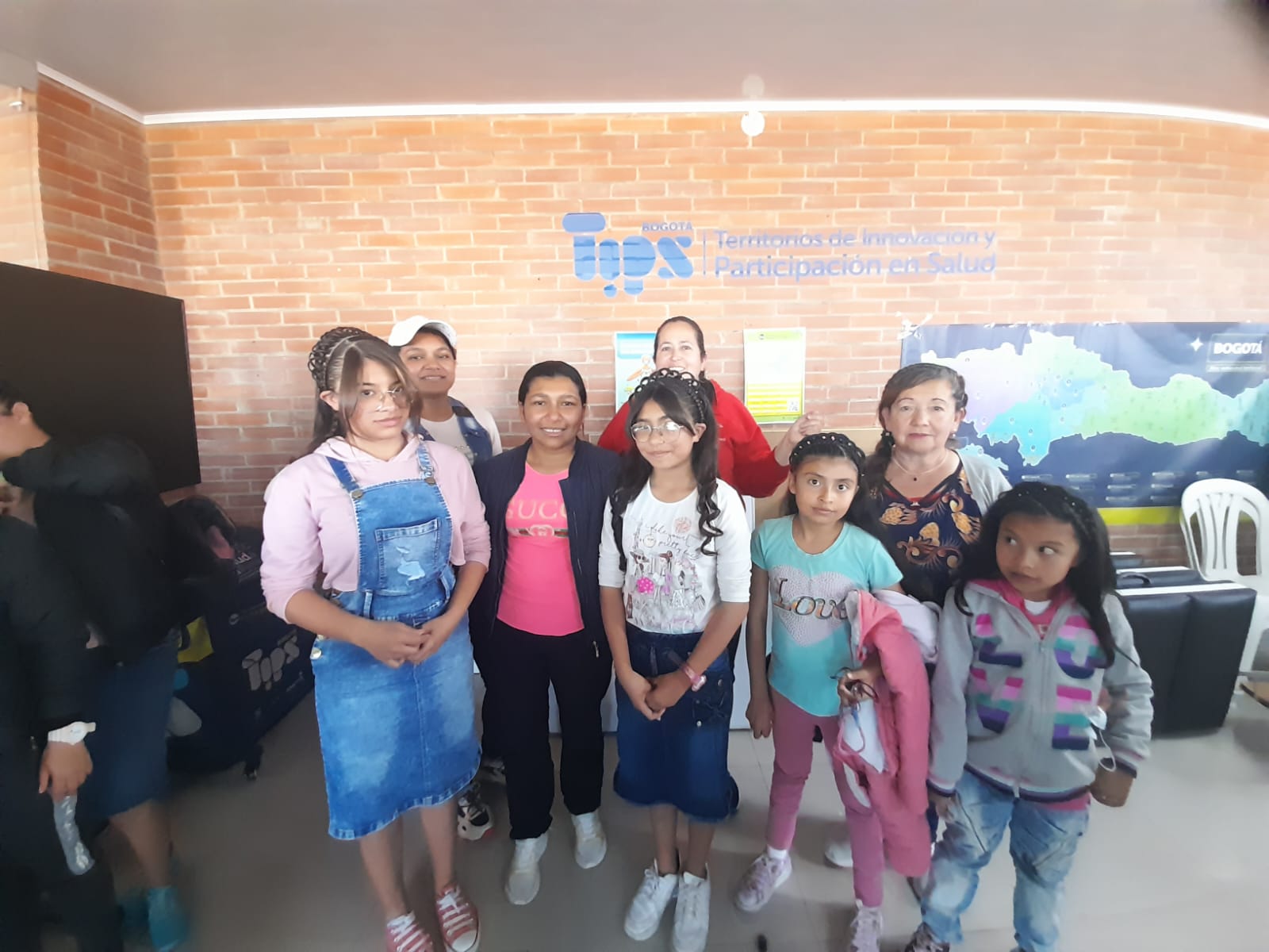 Grupo numeroso de estudiantes y niñas reunido tras jornada del curso de belleza, Fundación Rosas del Carmelo, Bogotá