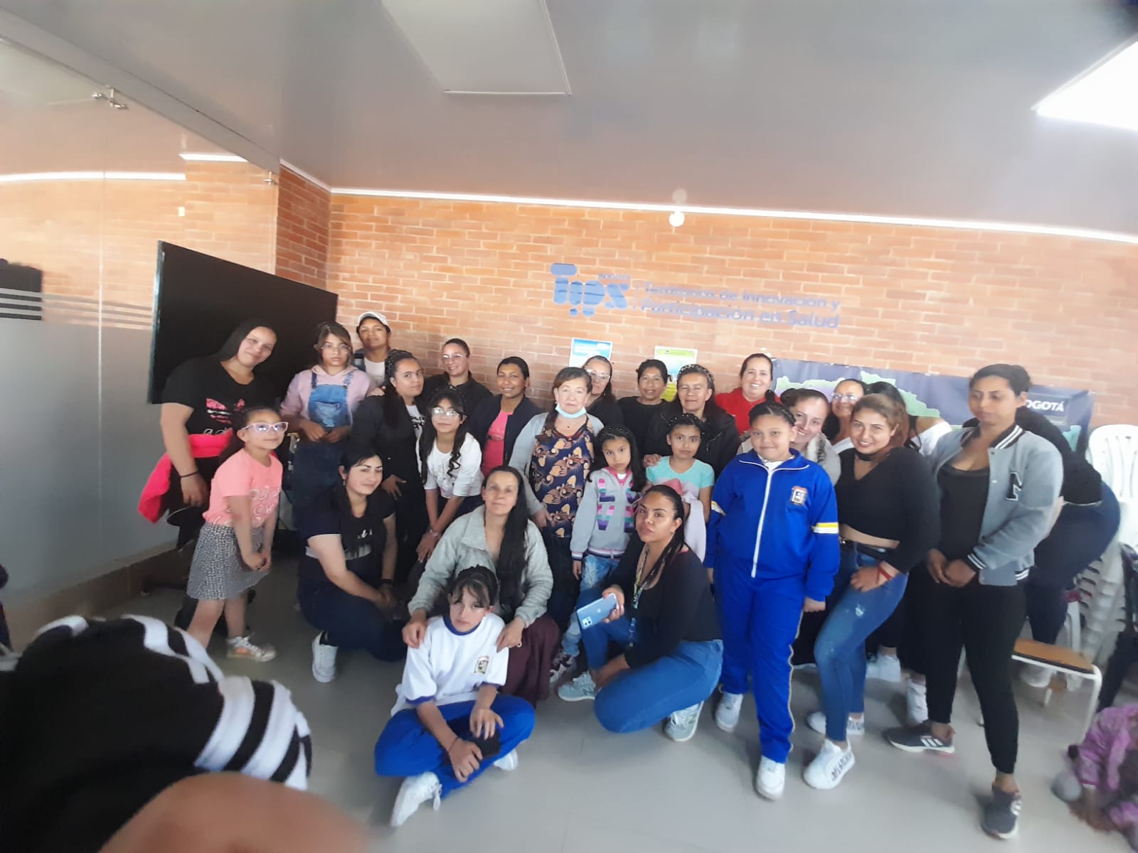 Grupo numeroso de estudiantes y niñas posando en sede de la Fundación Rosas del Carmelo, Bogotá