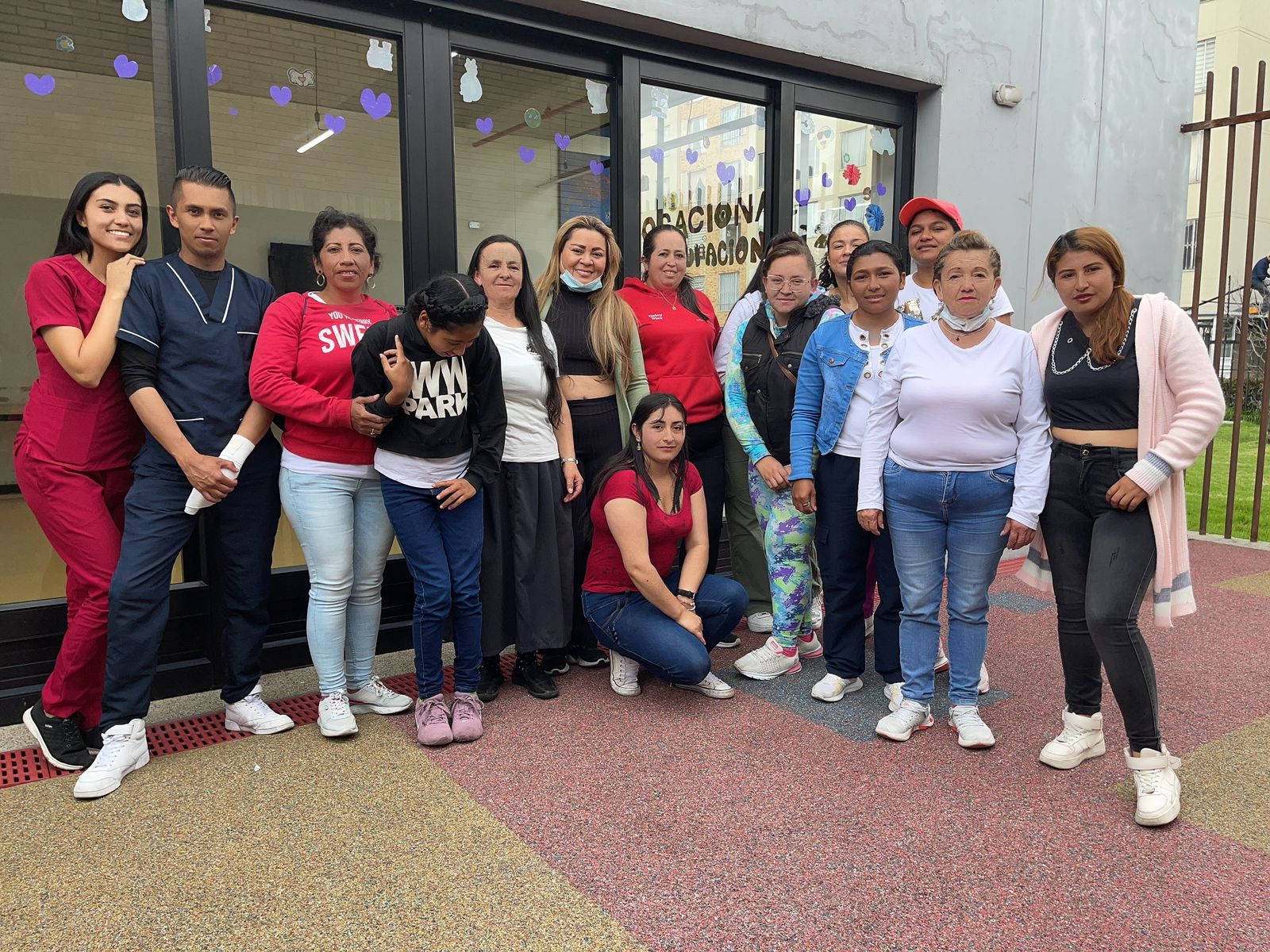 Estudiantes practicando manicura en mesas redondas de salón comunitario, curso de belleza, Fundación Rosas del Carmelo