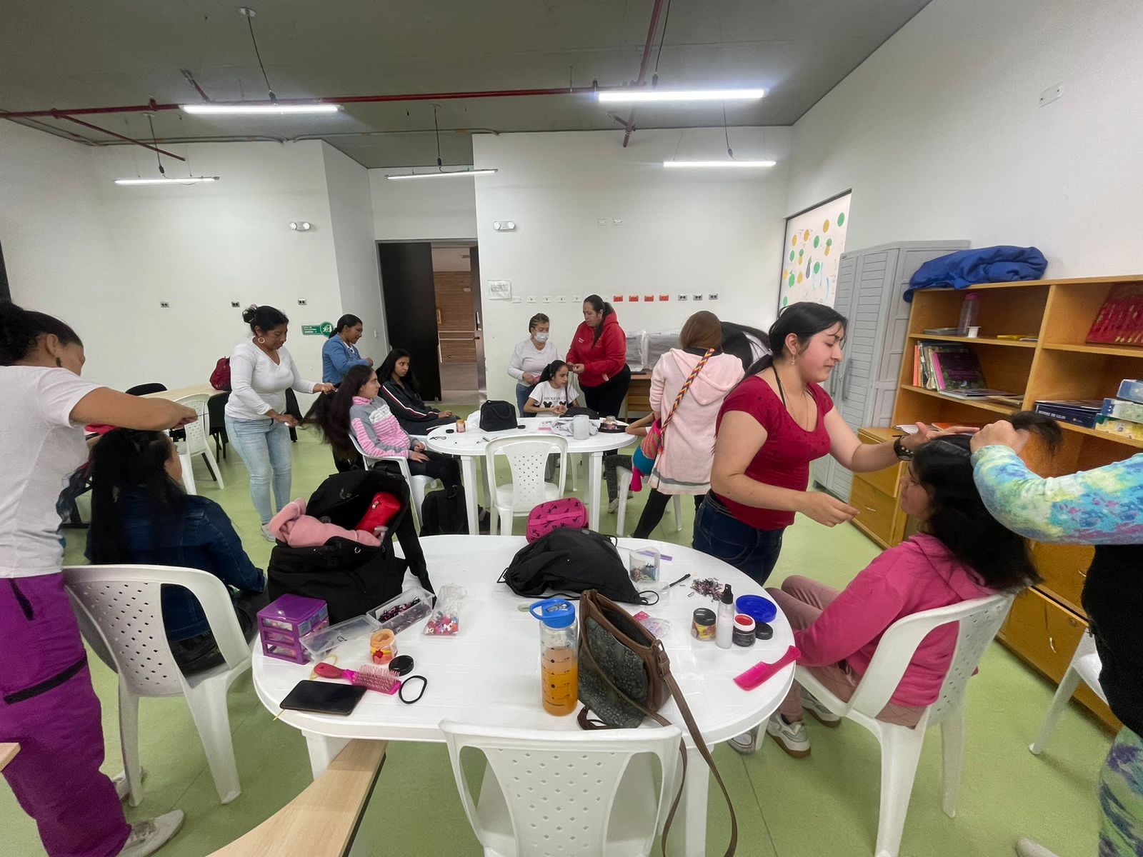 Estudiante pintando uñas de tomate como práctica del curso de manicura, Fundación Rosas del Carmelo