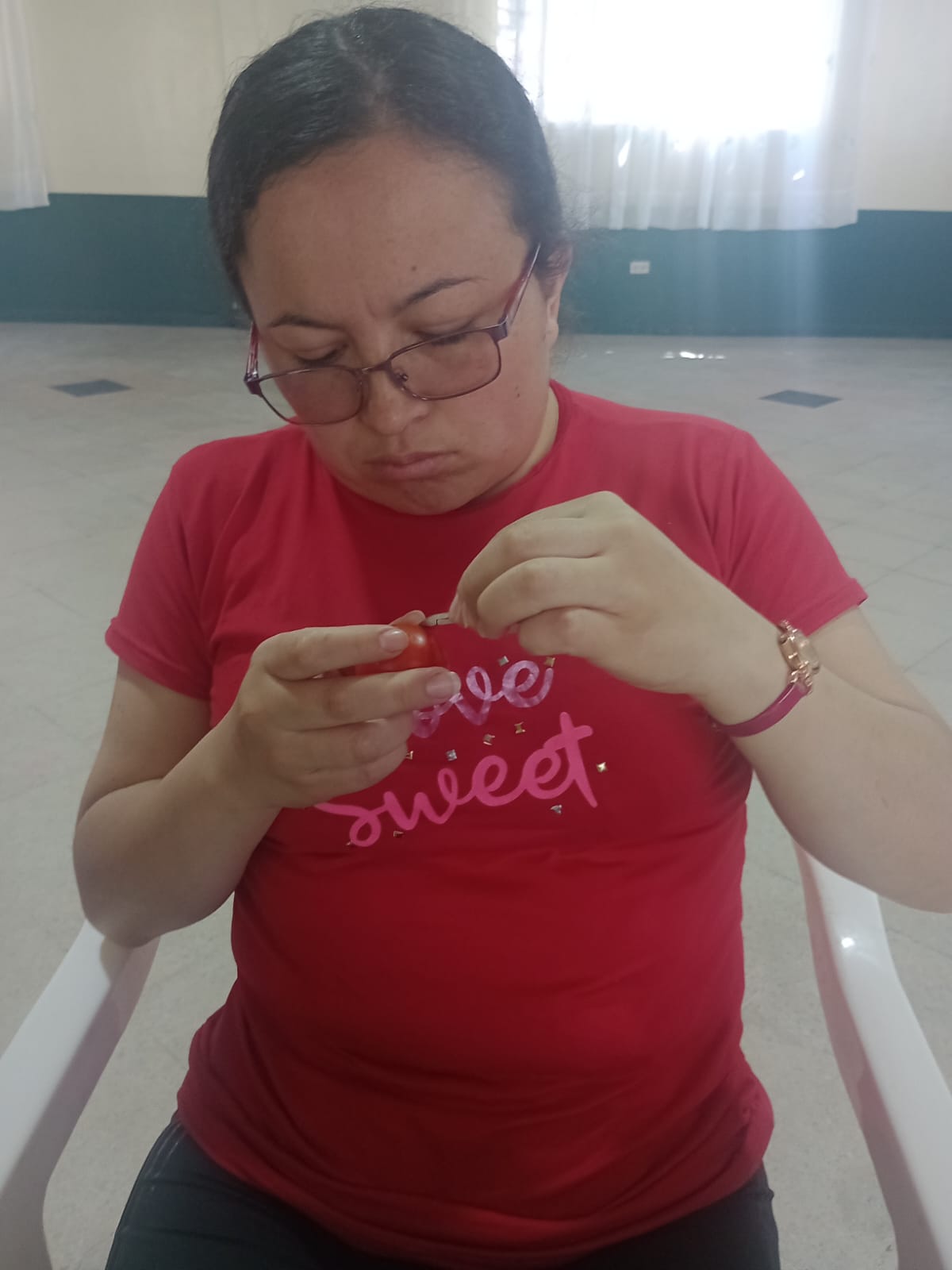 Estudiante practicando técnica de uñas acrílicas en salón de clases, curso de belleza, Fundación Rosas del Carmelo