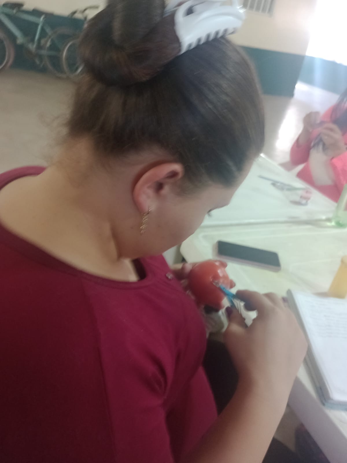 Grupo de estudiantes con guantes practicando manicura sobre mesa con insumos, curso de belleza, Fundación Rosas del Carmelo