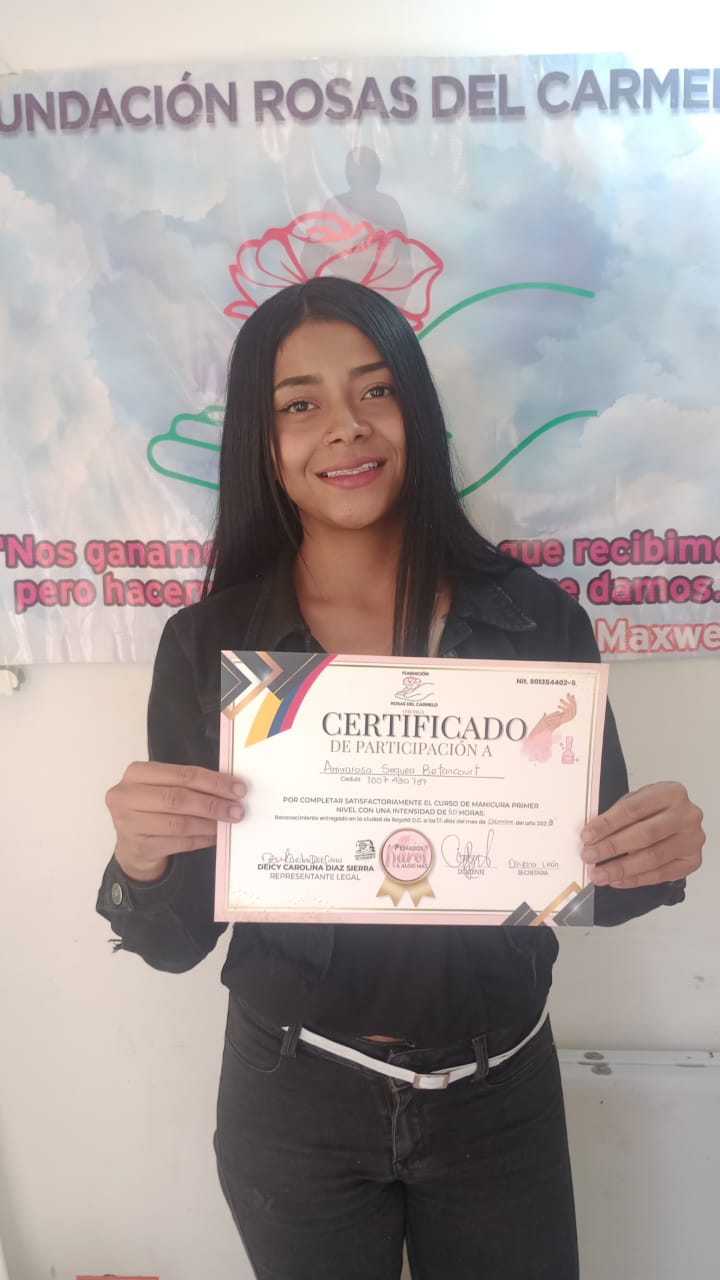 Dos estudiantes practicando manicura en mesa compartida, curso de belleza, Fundación Rosas del Carmelo
