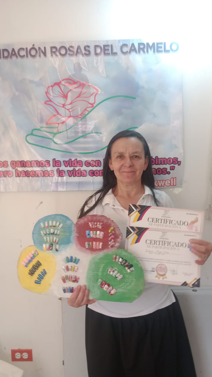 Familia posando con el certificado de participación del curso de manicura, Fundación Rosas del Carmelo