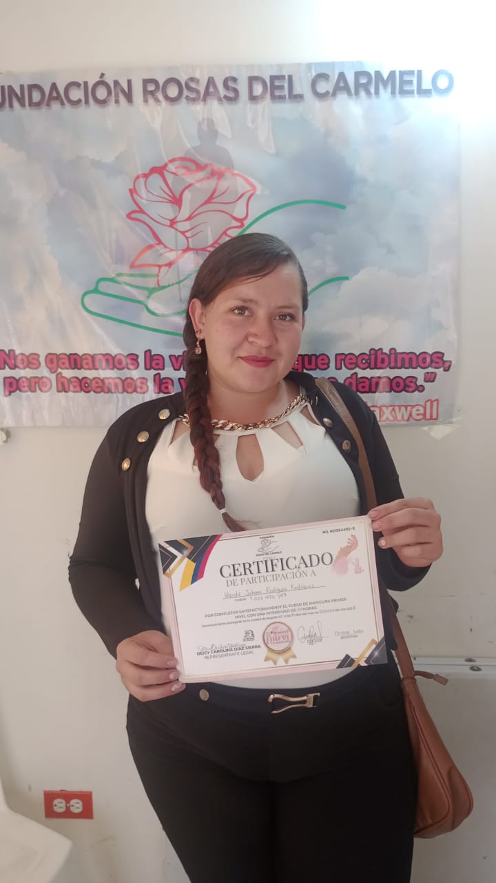 Madre e hijas posando con certificados de participación del curso de manicura, Fundación Rosas del Carmelo