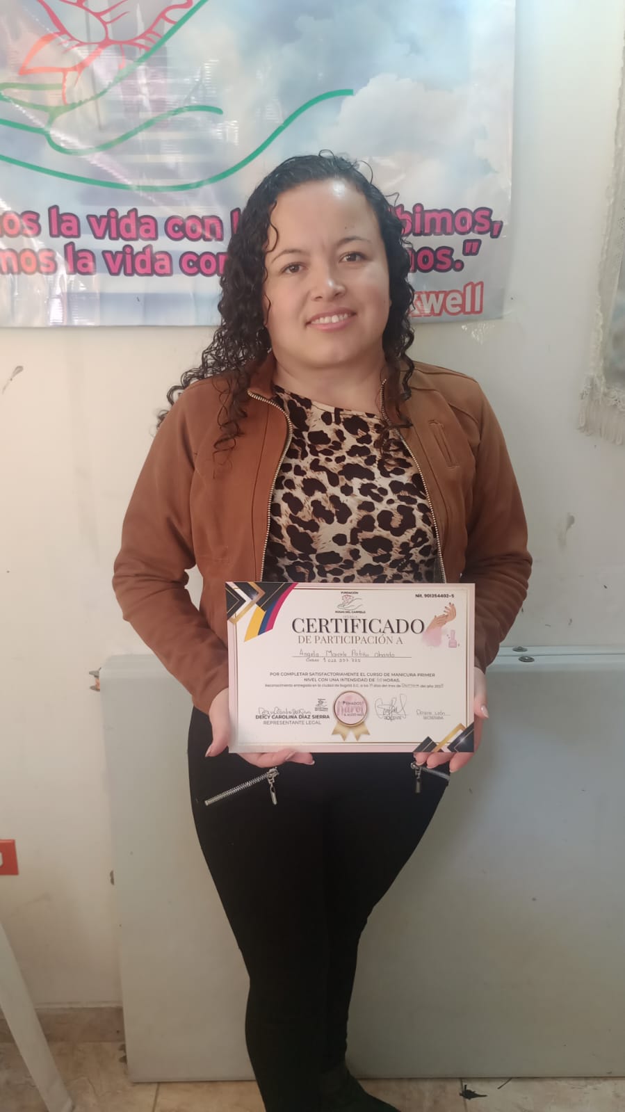 Graduada con dos certificados de participación de los cursos de manicura y maquillaje, Fundación Rosas del Carmelo