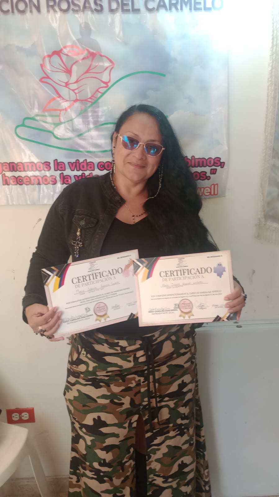 Graduada con dos certificados de participación de los cursos de manicura y maquillaje, Fundación Rosas del Carmelo