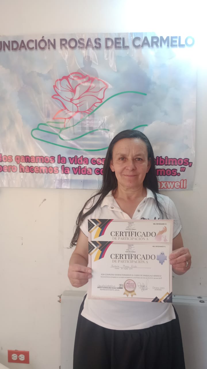 Graduada del curso de maquillaje artístico sosteniendo sus dos certificados de participación, Fundación Rosas del Carmelo
