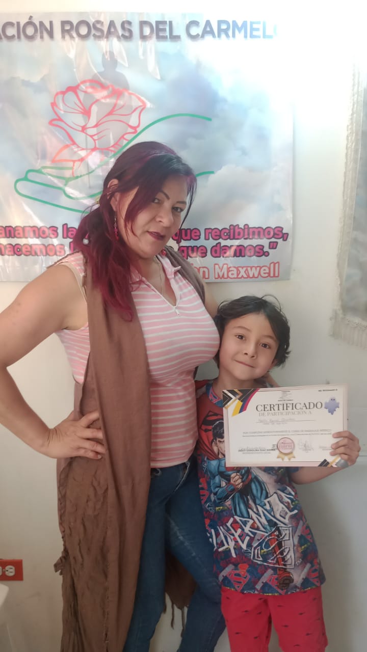 Madre e hijo posando con el certificado del curso de maquillaje artístico, Fundación Rosas del Carmelo