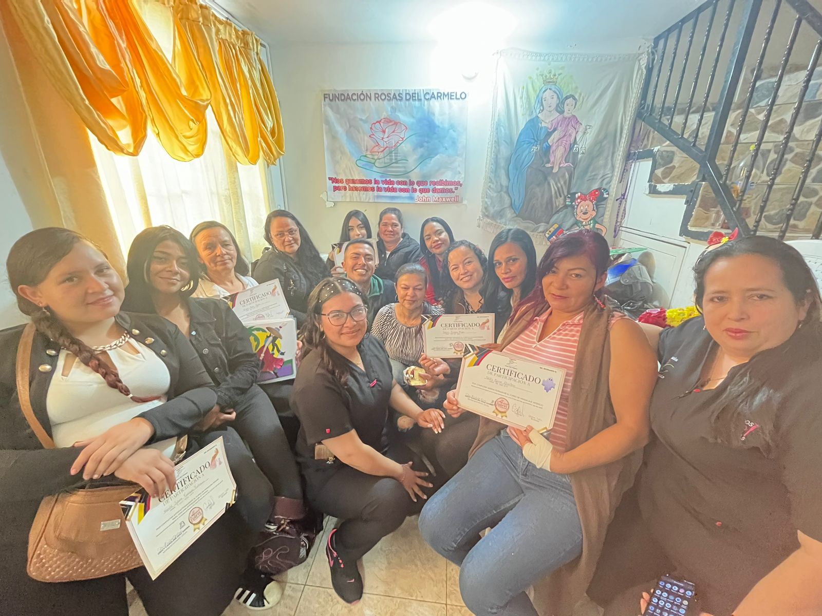Grupo grande de la Fundación Rosas del Carmelo en salida recreativa a un parque de diversiones, Bogotá