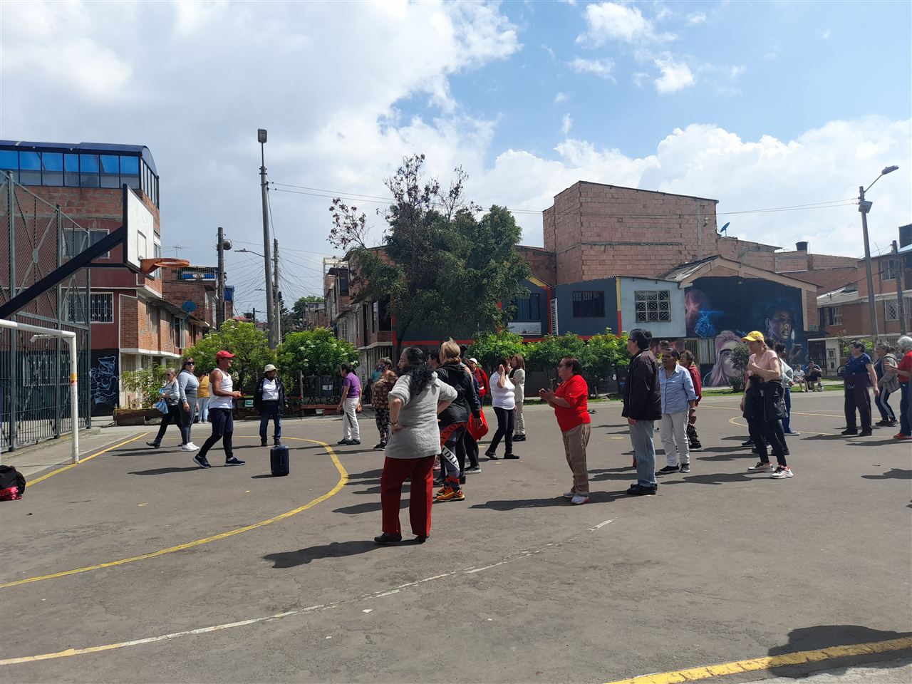 Clase de aeróbicos al aire libre en la cancha del barrio durante la jornada de Sancocho Comunitario, Fundación Rosas del Carmelo, Bogotá