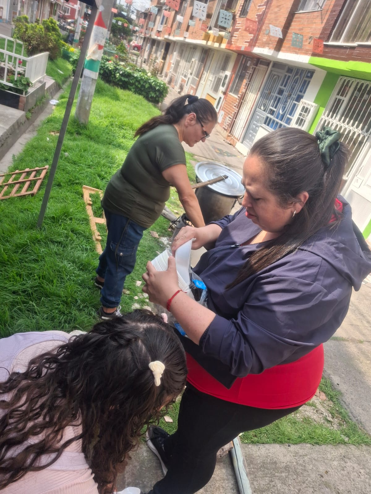 Voluntarios y comunidad durante la jornada de Sancocho Comunitario, Fundación Rosas del Carmelo, Bogotá