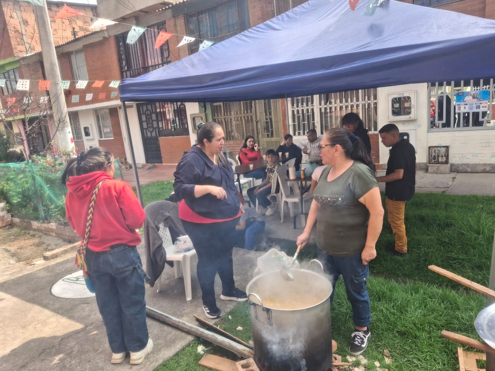 Voluntarios y comunidad durante la jornada de Sancocho Comunitario, Fundación Rosas del Carmelo, Bogotá