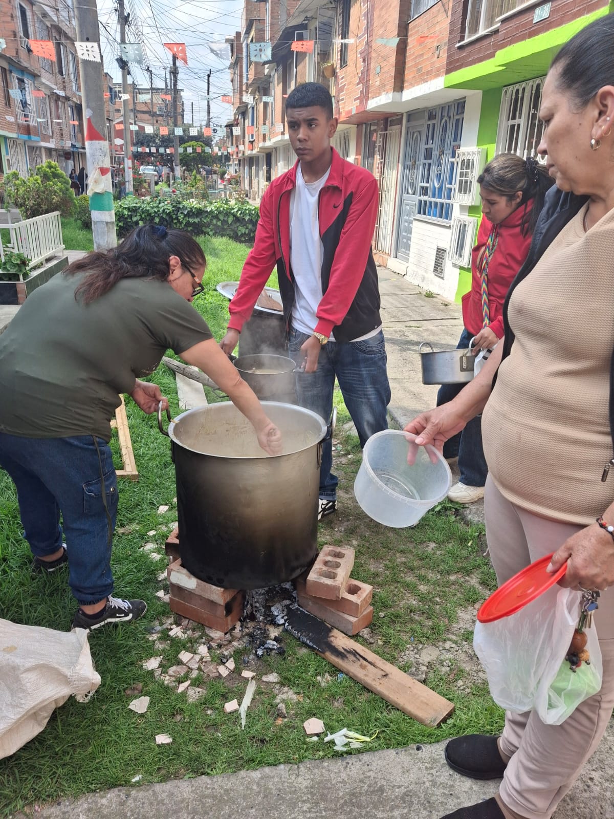 Voluntarios y comunidad durante la jornada de Sancocho Comunitario, Fundación Rosas del Carmelo, Bogotá
