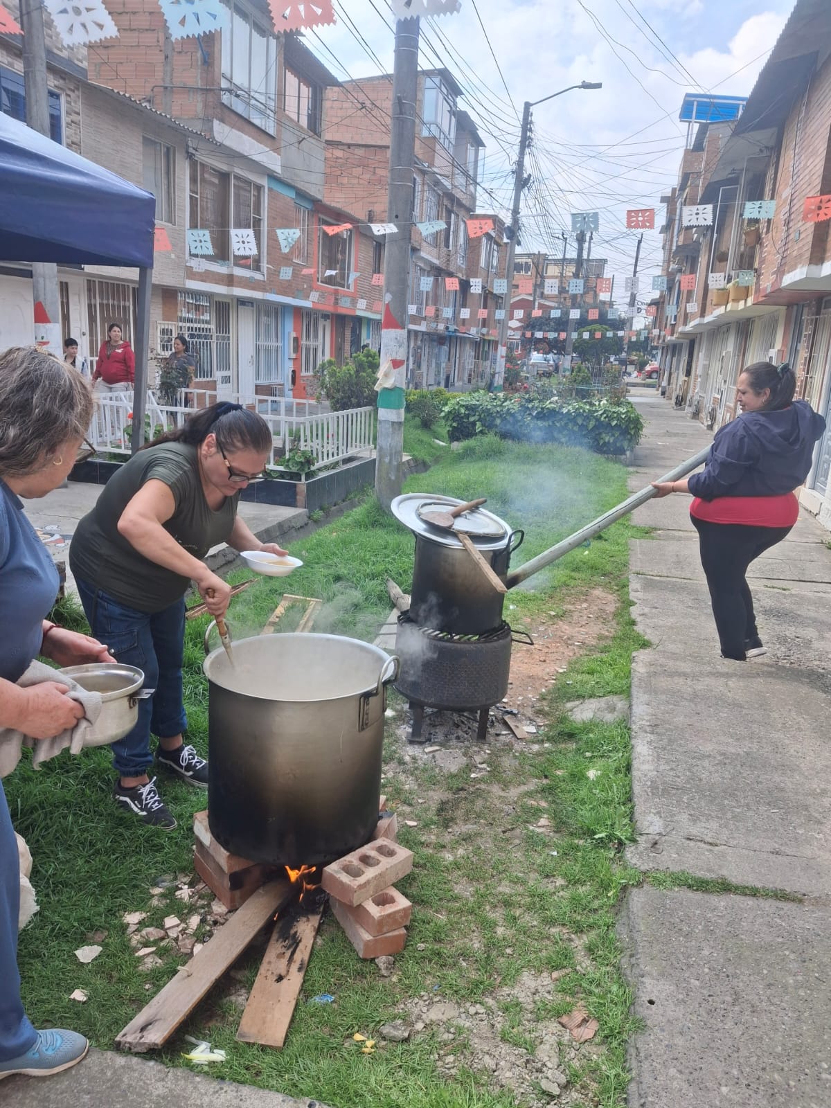 Voluntarios y comunidad durante la jornada de Sancocho Comunitario, Fundación Rosas del Carmelo, Bogotá
