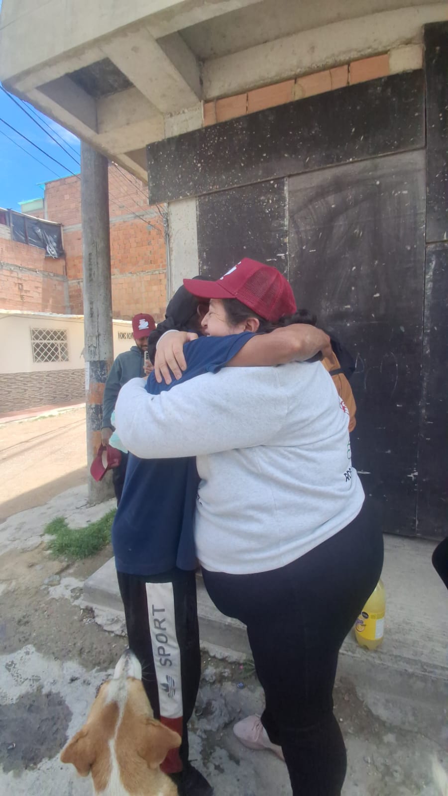Voluntarios y comunidad durante la jornada de Sancocho Comunitario, Fundación Rosas del Carmelo, Bogotá