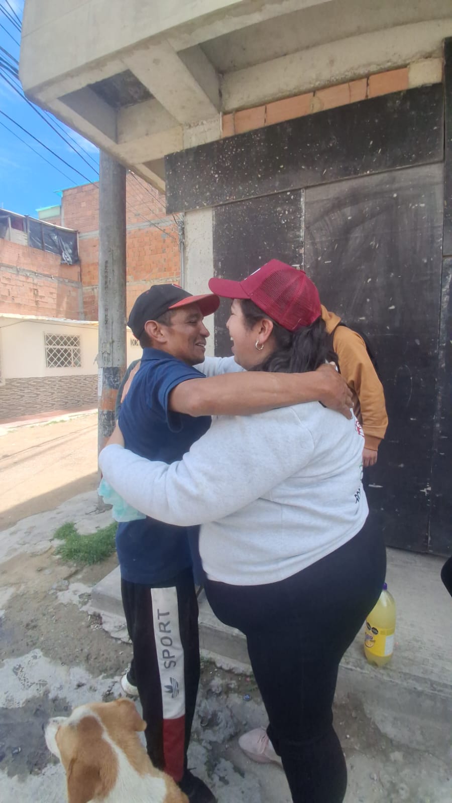 Voluntarios y comunidad durante la jornada de Sancocho Comunitario, Fundación Rosas del Carmelo, Bogotá
