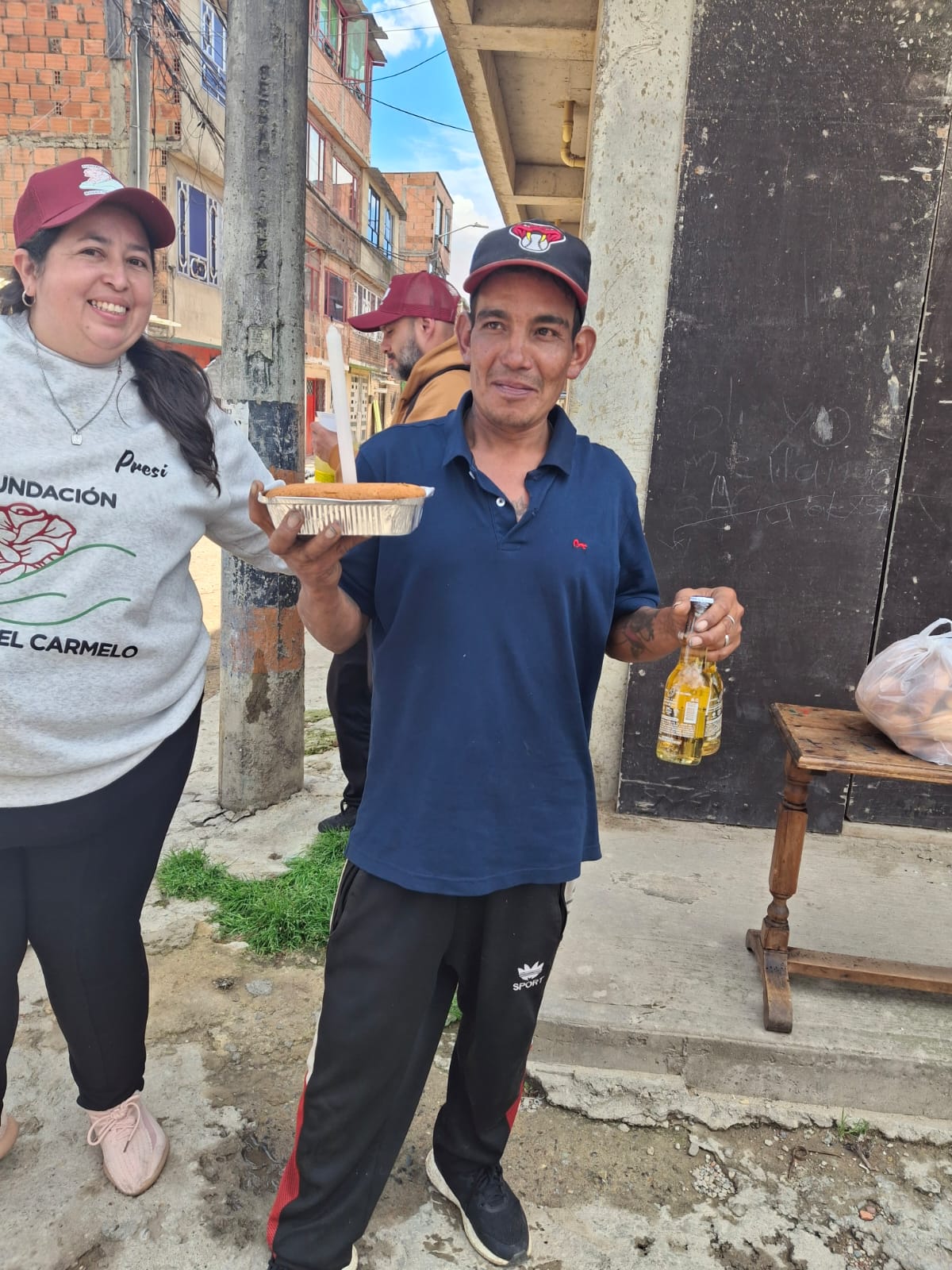 Voluntarios y comunidad durante la jornada de Sancocho Comunitario, Fundación Rosas del Carmelo, Bogotá