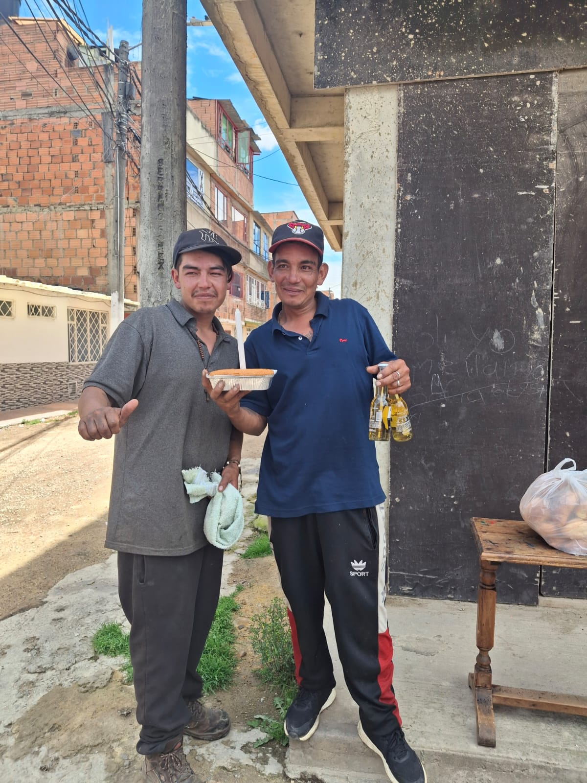 Voluntarios y comunidad durante la jornada de Sancocho Comunitario, Fundación Rosas del Carmelo, Bogotá