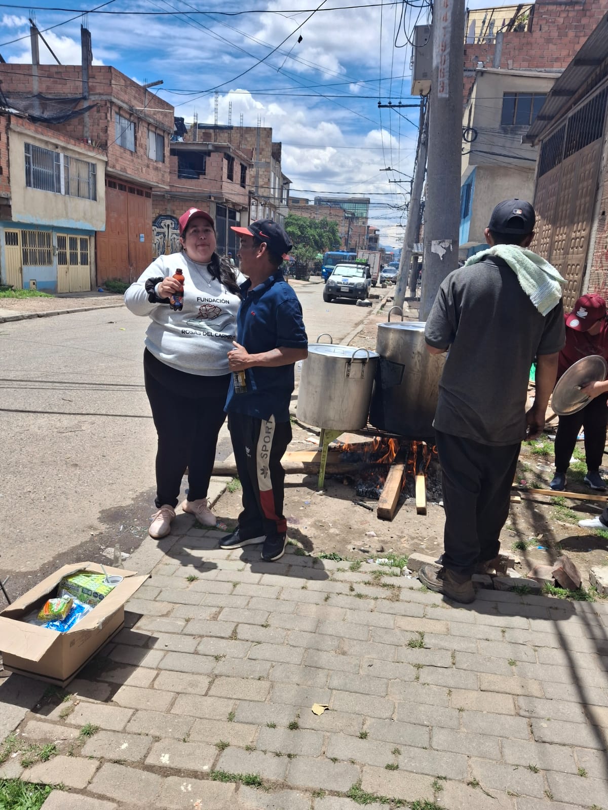 Voluntarios y comunidad durante la jornada de Sancocho Comunitario, Fundación Rosas del Carmelo, Bogotá