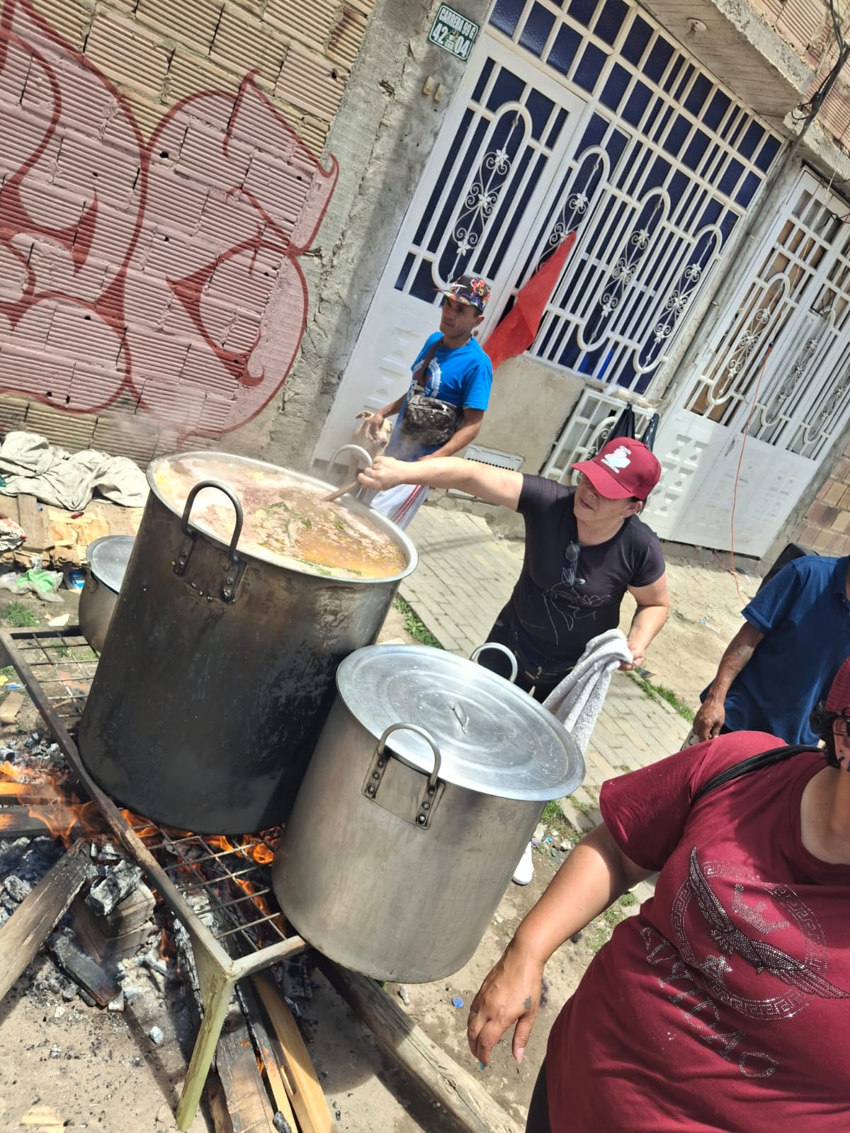 Voluntarios y comunidad durante la jornada de Sancocho Comunitario, Fundación Rosas del Carmelo, Bogotá