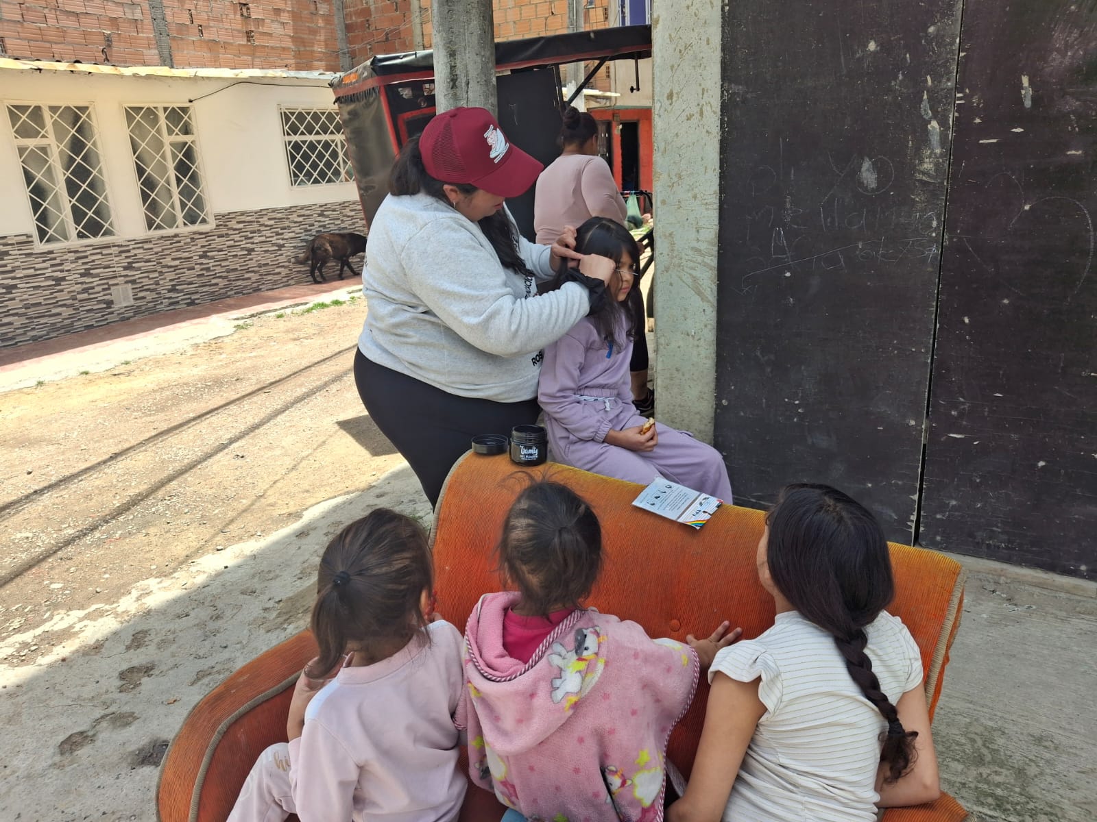 Voluntarios y comunidad durante la jornada de Sancocho Comunitario, Fundación Rosas del Carmelo, Bogotá
