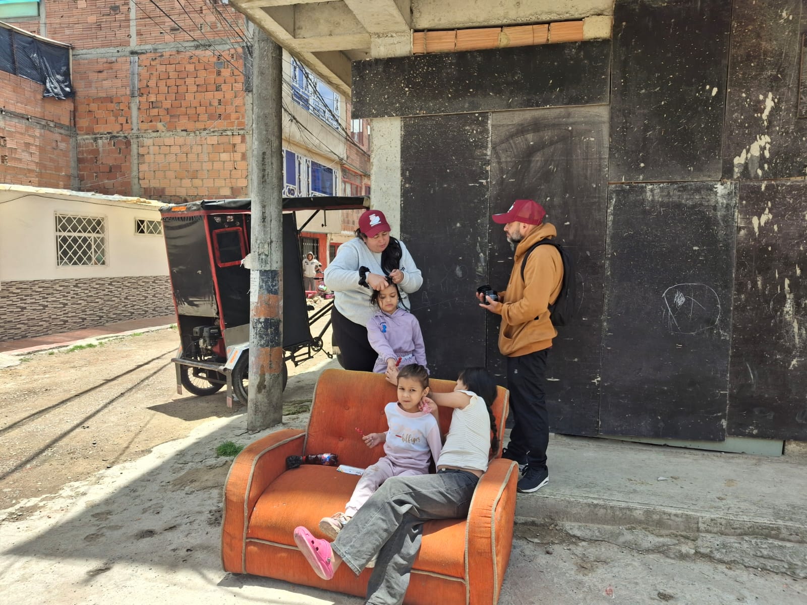 Voluntarios y comunidad durante la jornada de Sancocho Comunitario, Fundación Rosas del Carmelo, Bogotá