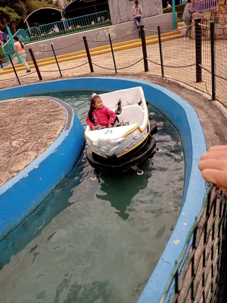 Niña disfrutando de un juego acuático en el parque durante las Vacaciones Recreativas, Fundación Rosas del Carmelo