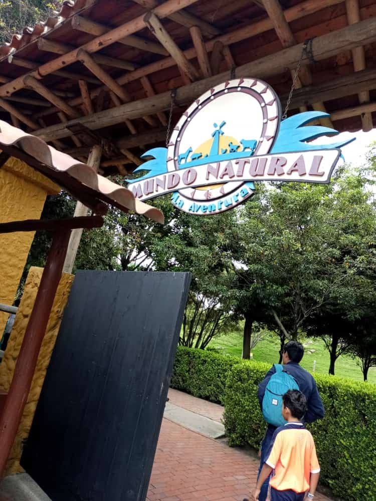 Niños entrando a la zona Mundo Natural del parque durante las Vacaciones Recreativas, Fundación Rosas del Carmelo