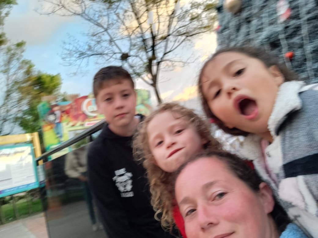 Selfie de una familia disfrutando del parque durante las Vacaciones Recreativas, Fundación Rosas del Carmelo, Bogotá
