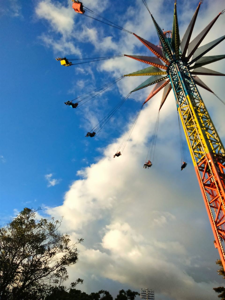 Columpios voladores del parque de diversiones vistos contra el cielo durante las Vacaciones Recreativas, Fundación Rosas del Carmelo