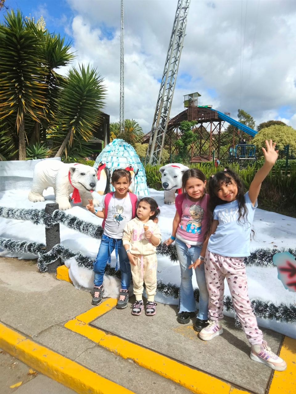 Niñas posando frente a los osos polares decorativos del parque durante las Vacaciones Recreativas, Fundación Rosas del Carmelo