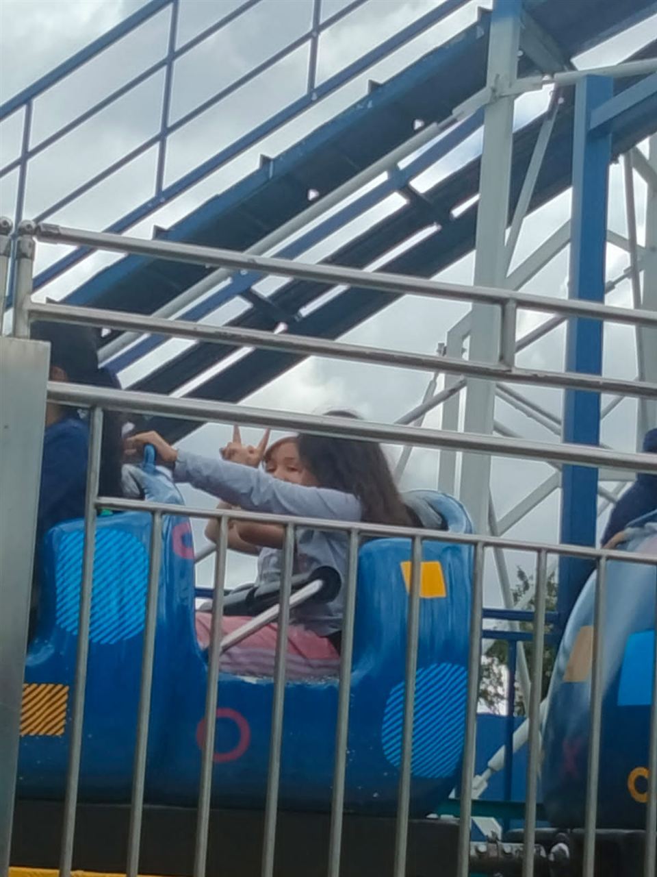 Niños disfrutando de la montaña rusa durante las Vacaciones Recreativas, Fundación Rosas del Carmelo, Bogotá
