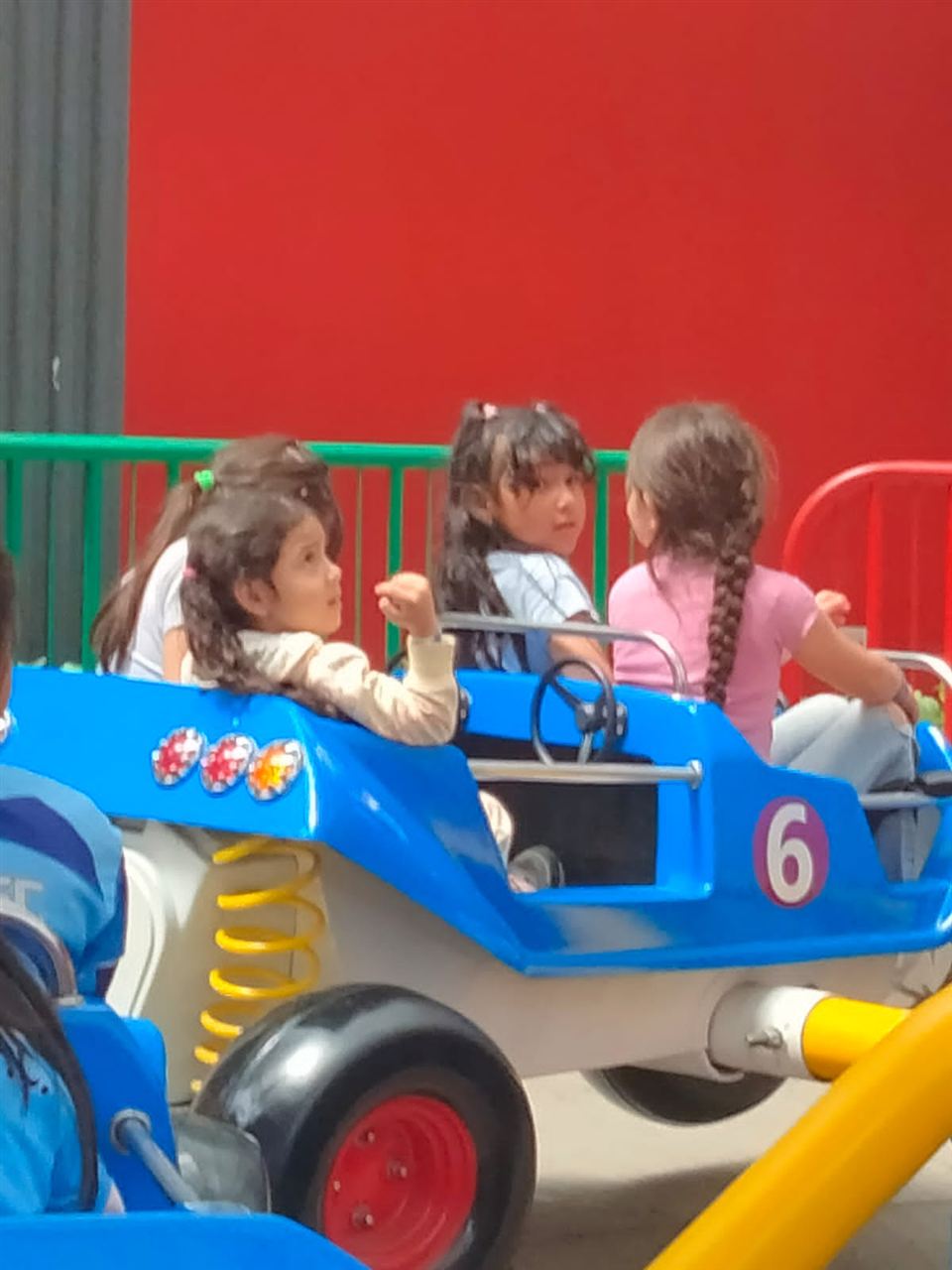 Niñas en juego infantil de carro durante las Vacaciones Recreativas, Fundación Rosas del Carmelo, Bogotá