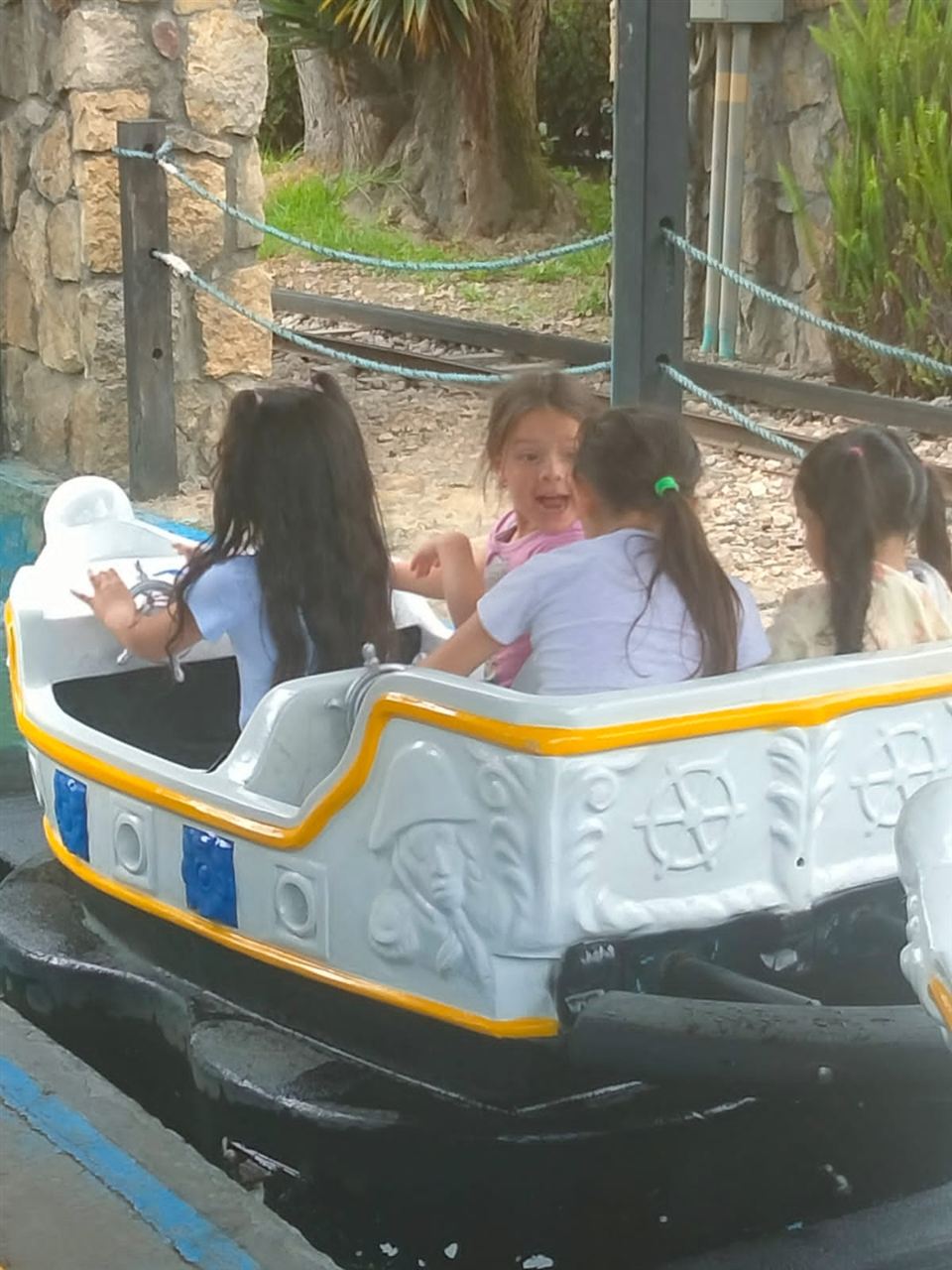 Niñas disfrutando del juego de bote pirata durante las Vacaciones Recreativas, Fundación Rosas del Carmelo, Bogotá