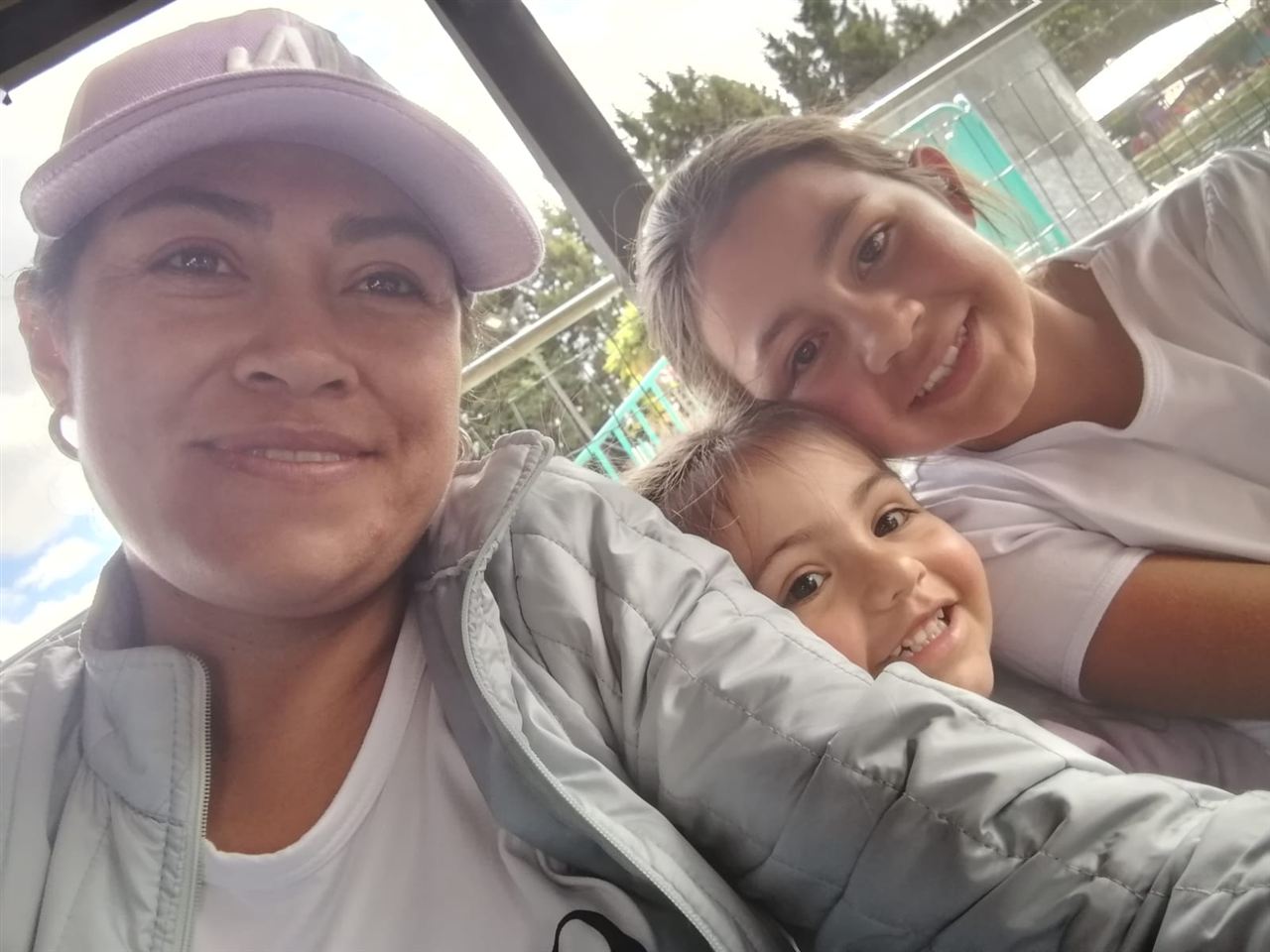 Selfie de una familia en un juego mecánico durante las Vacaciones Recreativas, Fundación Rosas del Carmelo, Bogotá
