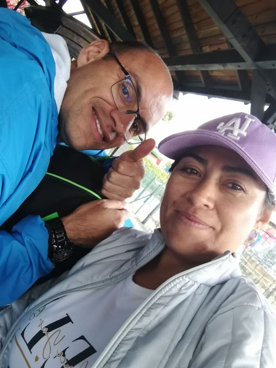 Selfie de dos voluntarios adultos durante las Vacaciones Recreativas, Fundación Rosas del Carmelo, Bogotá