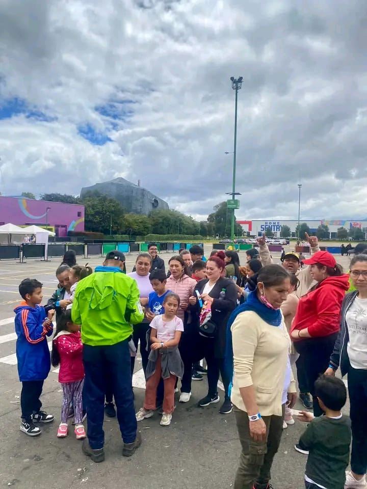 Grupo reunido en un parqueadero antes de una actividad de las Vacaciones Recreativas, Fundación Rosas del Carmelo, Bogotá
