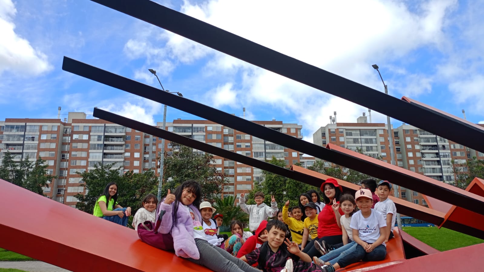 Niños y jóvenes disfrutando de las Vacaciones Recreativas, Fundación Rosas del Carmelo, Bogotá