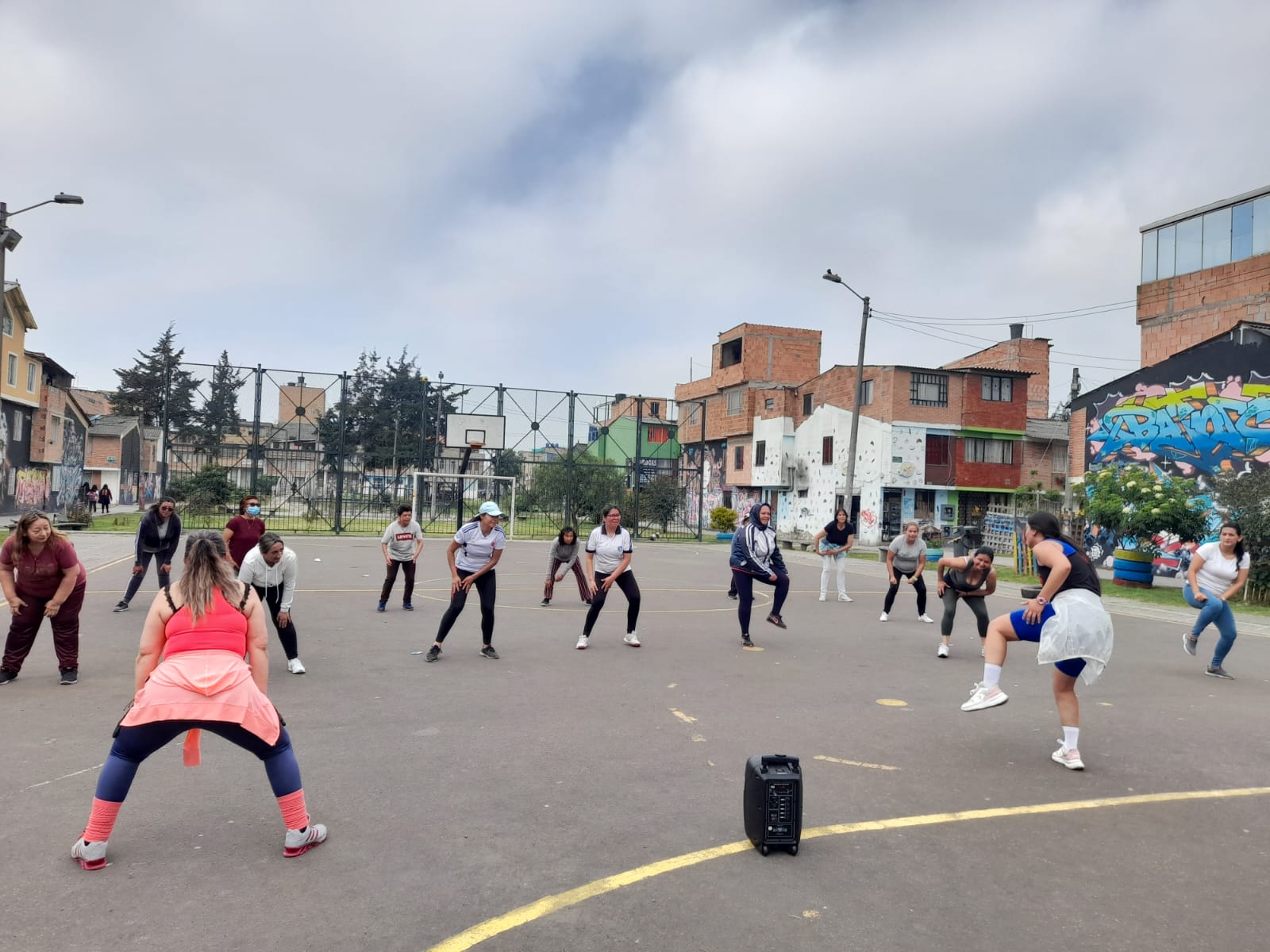 Clase de aeróbicos al aire libre con mujeres de la comunidad en Bogotá, Fundación Rosas del Carmelo