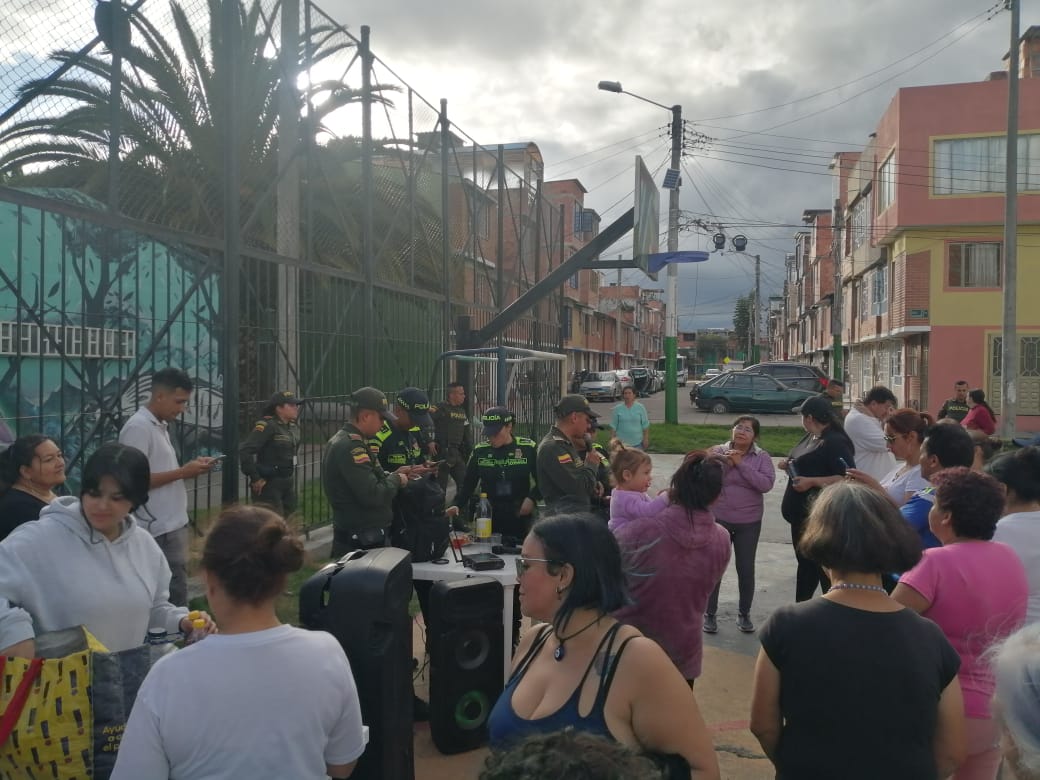 Policías y vecinos reunidos en jornada comunitaria en Bogotá, Fundación Rosas del Carmelo