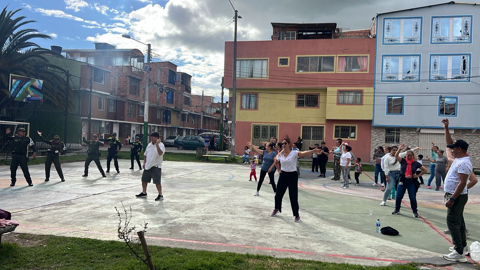 Clase de baile con policías y comunidad en cancha barrial, Fundación Rosas del Carmelo, Bogotá
